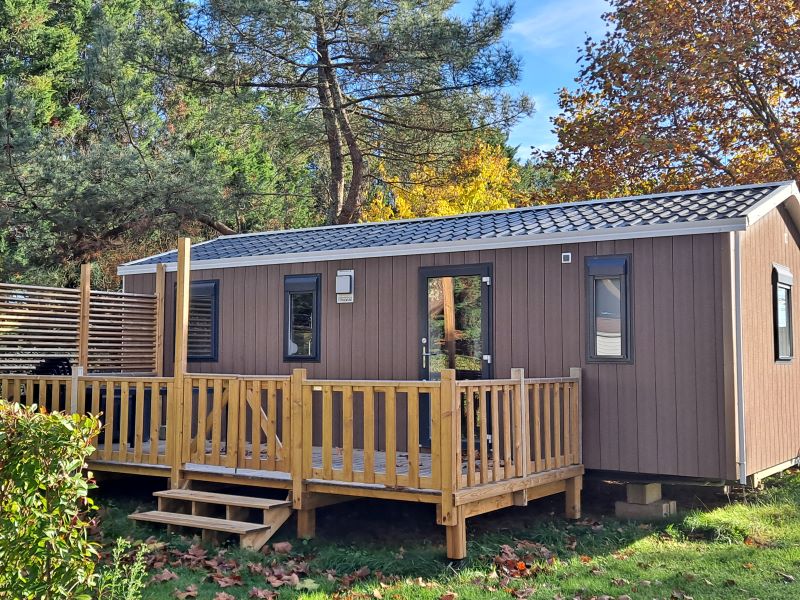 Mobil home récent avec terrasse privative au camping près de La Jemaye