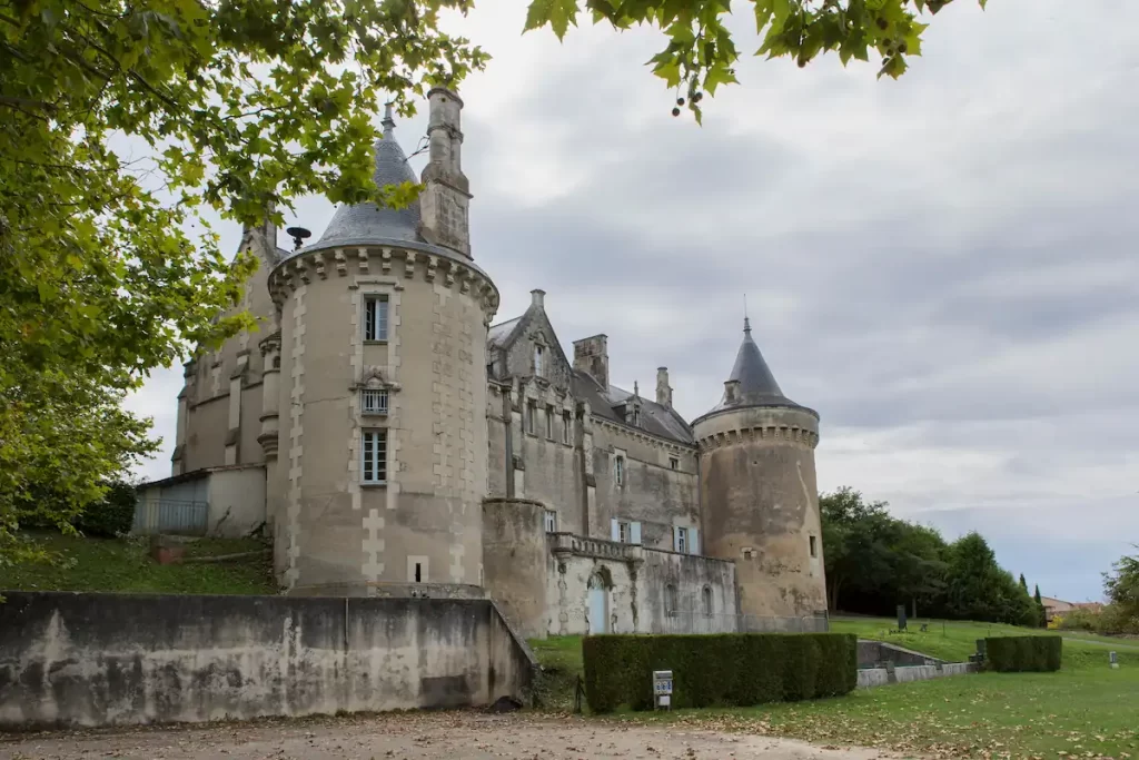 Château de Saint-Aulaye proche du camping Le Paradou