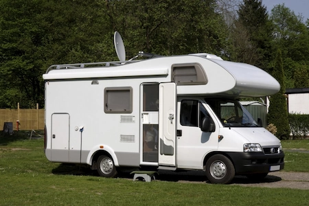 Une caravane sur un emplacement du camping dans le périgord vert, le camping le Paradou