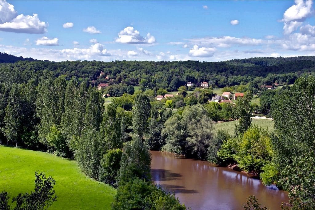Panorama d'une rivière en Dordogne