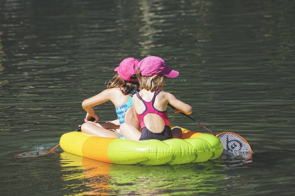 2 petites filles faisant du bateau gonflable sur l'étang de La Jemaye